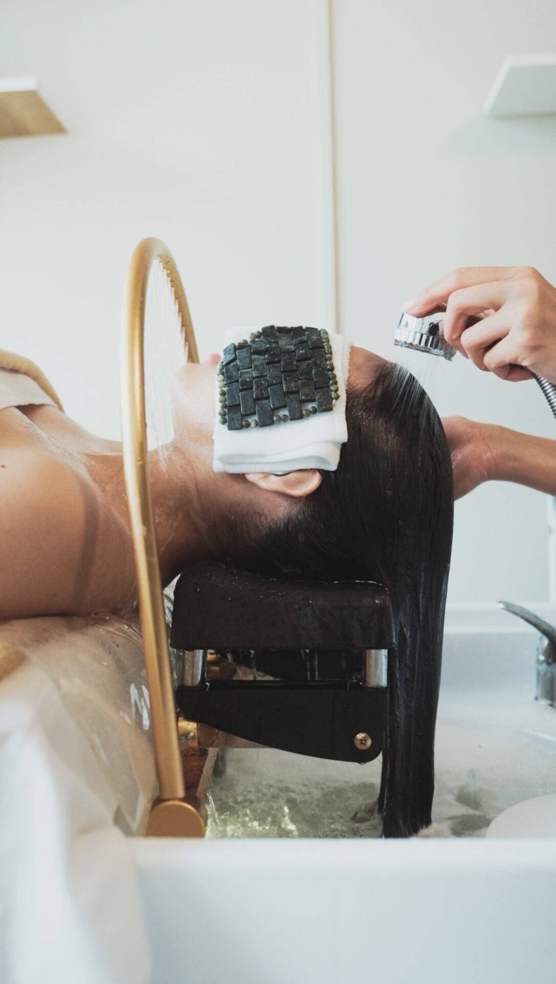 Masaje Capilar para la Caída del Cabello: Cómo Ayuda 3 Masaje Capilar En El Cuero Cabelludo En Sensia Spa