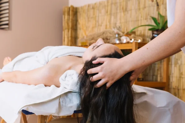 Masaje capilar japonés (head spa) en Sensia Spa